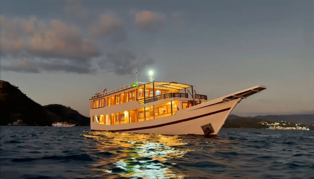 Ayvara Cruise Boat Charter | Ayvara Cruise Exterior | Komodo Tour | Boat Komodo Trip