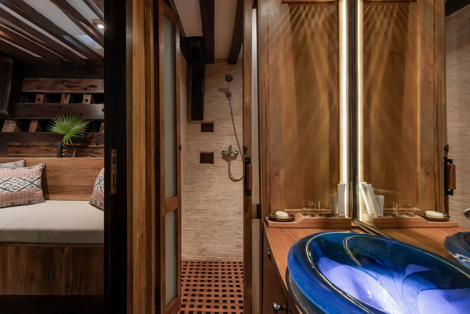 El Aleph Yacht Phinisi Boat Charter | Cabin 4 Bathroom El Aleph | Boat Komodo Trip