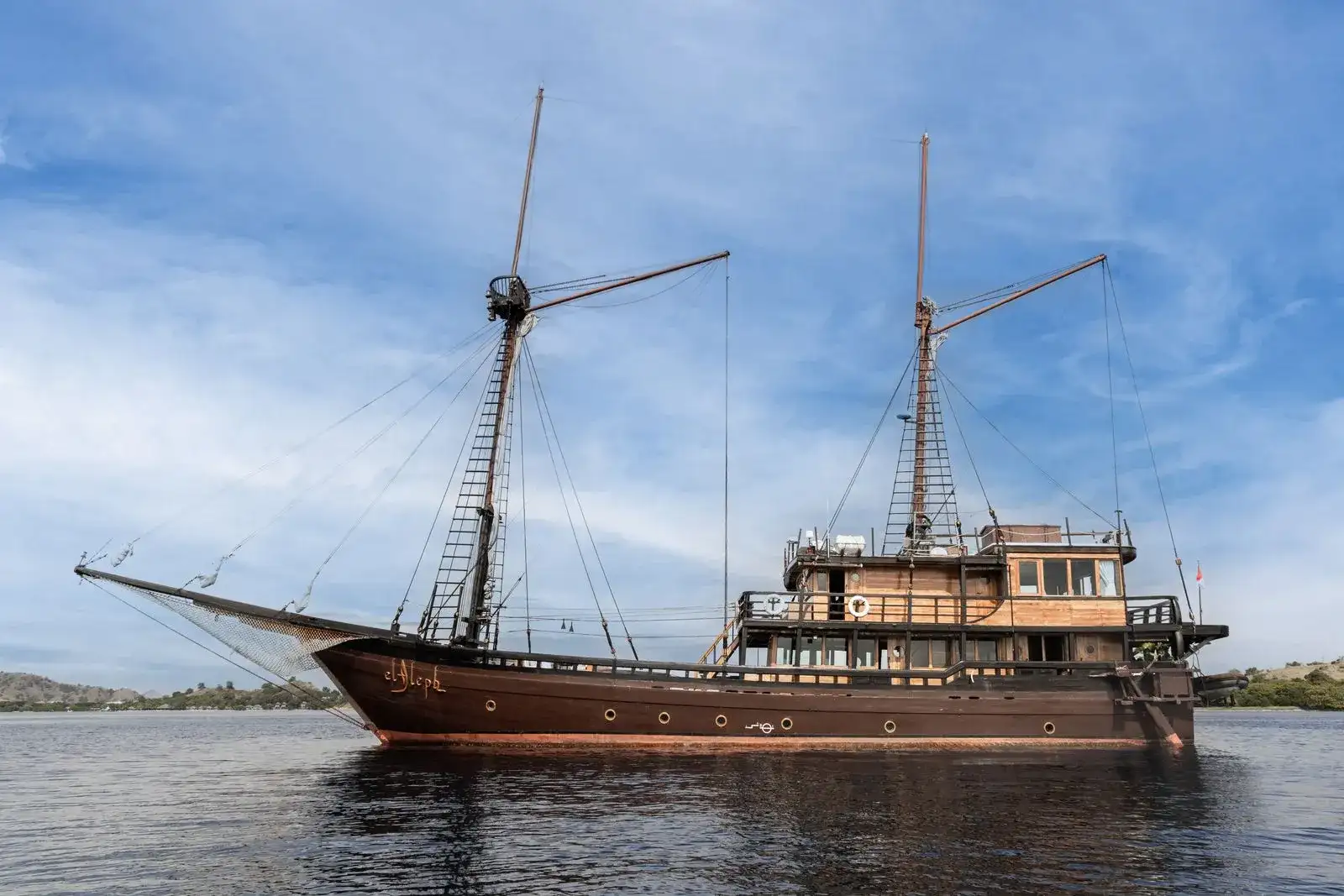 El Aleph: 38-Metre VVIP Phinisi with PADI Instructor for Komodo