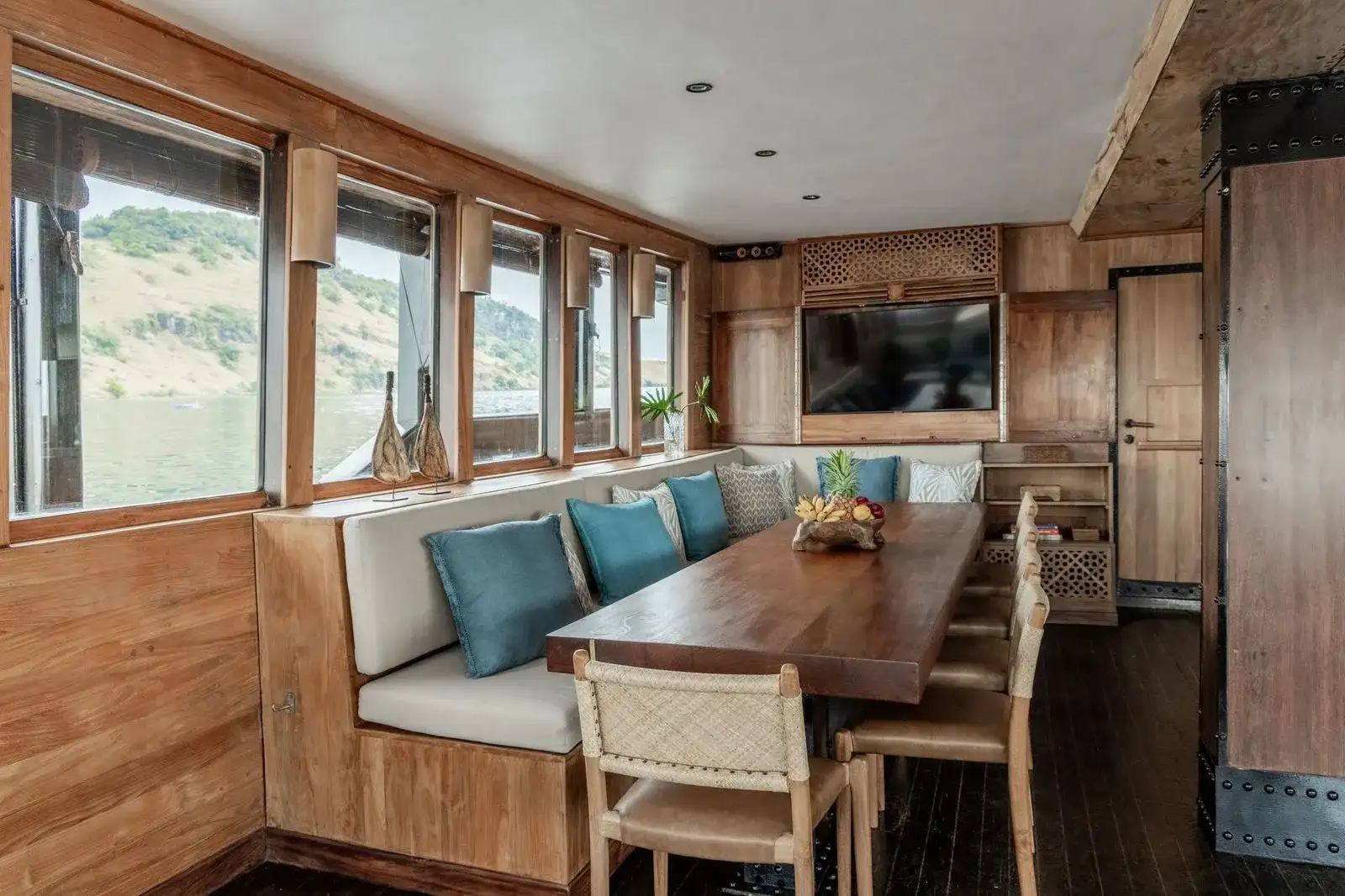 El Aleph Yacht Phinisi Boat Charter | Indoor Dining Area El Aleph | Boat Komodo Trip