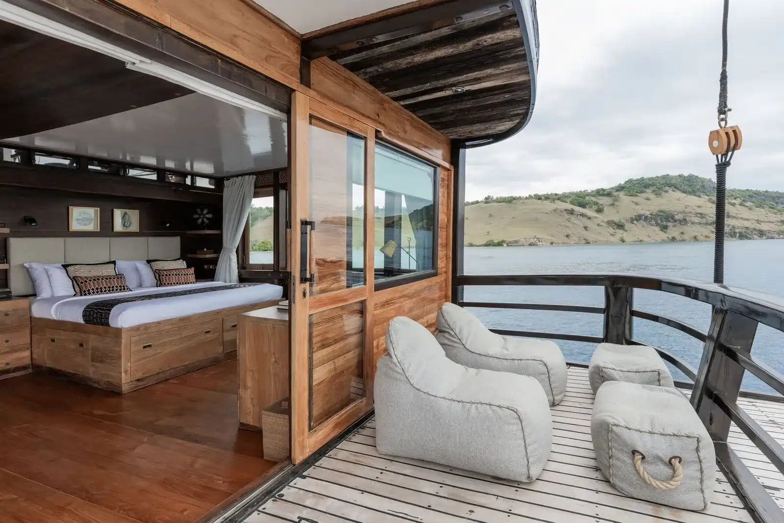 El Aleph Yacht Phinisi Boat Charter | Master Cabin Balcony El Aleph | Boat Komodo Trip