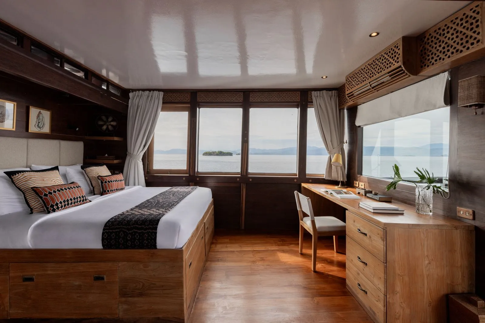 El Aleph Yacht Phinisi Boat Charter | Master Cabin El Aleph | Boat Komodo Trip