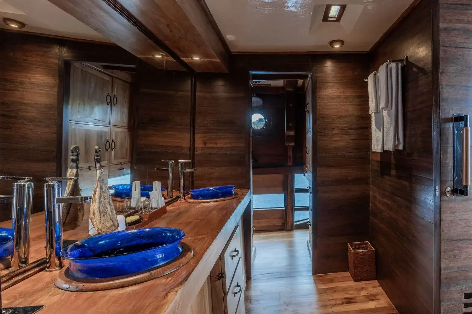 El Aleph Yacht Phinisi Boat Charter | Master Cabin Wardrobe El Aleph | Boat Komodo Trip