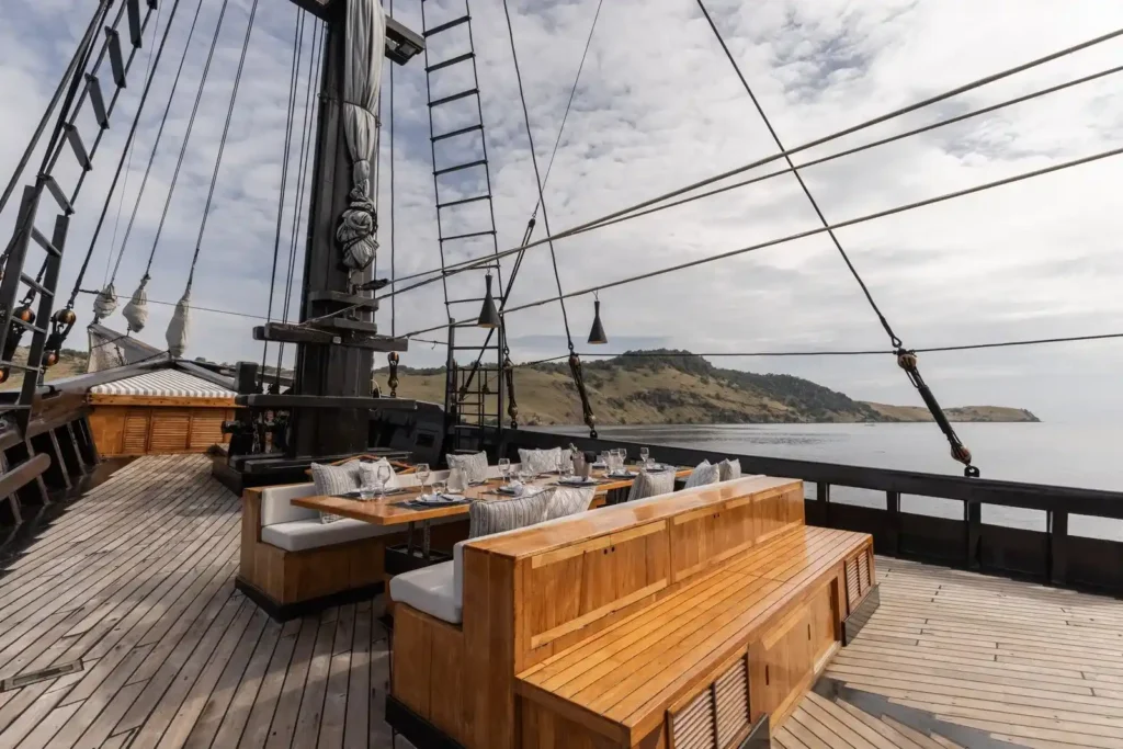 El Aleph Yacht Phinisi Boat Charter | Outdoor Dining Area El Aleph | Boat Komodo Trip