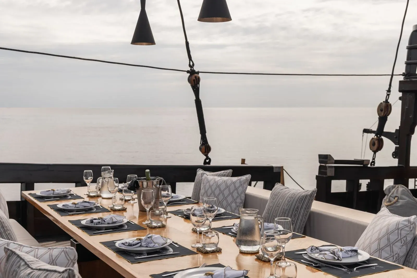 El Aleph Yacht Phinisi Boat Charter | Outdoor Dining Area El Aleph | Boat Komodo Trip