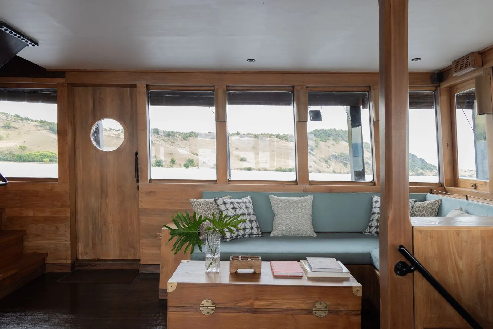 El Aleph Yacht Phinisi Boat Charter | Saloon El Aleph | Boat Komodo Trip