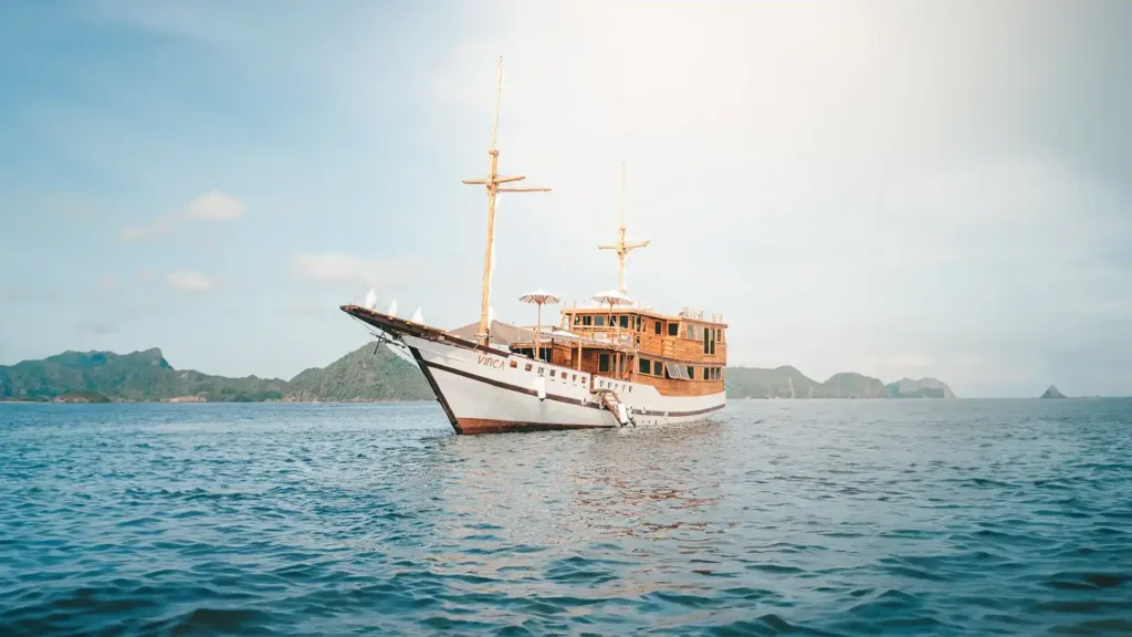 Vinca Voyage Boat Charter | Boat Komodo Trip