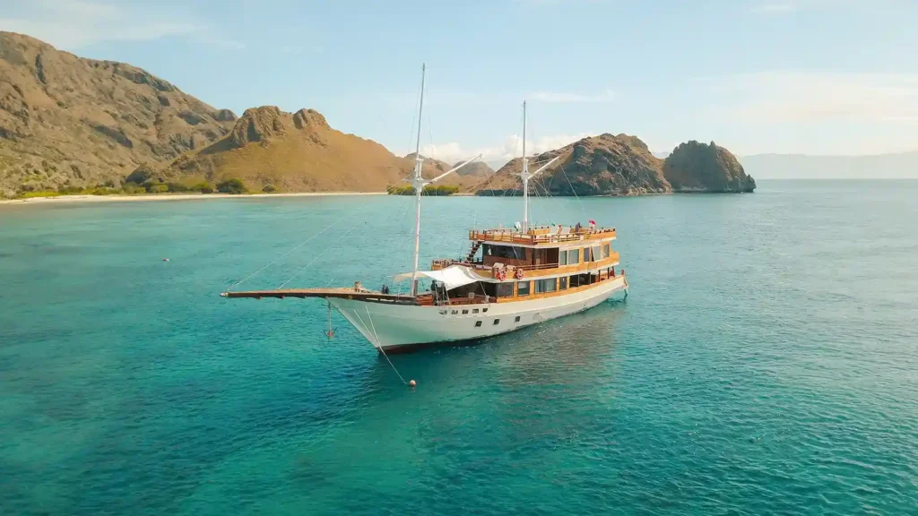 Yumana Phinisi Boat Charter | Yumana Phinisi Exterior | Boat Komodo Trip