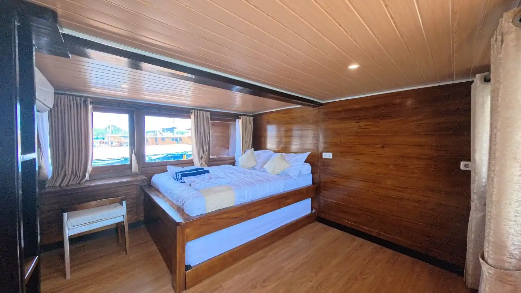 Arfisyana 2 Phinisi Boat Charter | Arfisyana 2 Phinisi Deluxe Panoramic Cabin | Boat Komodo Trip