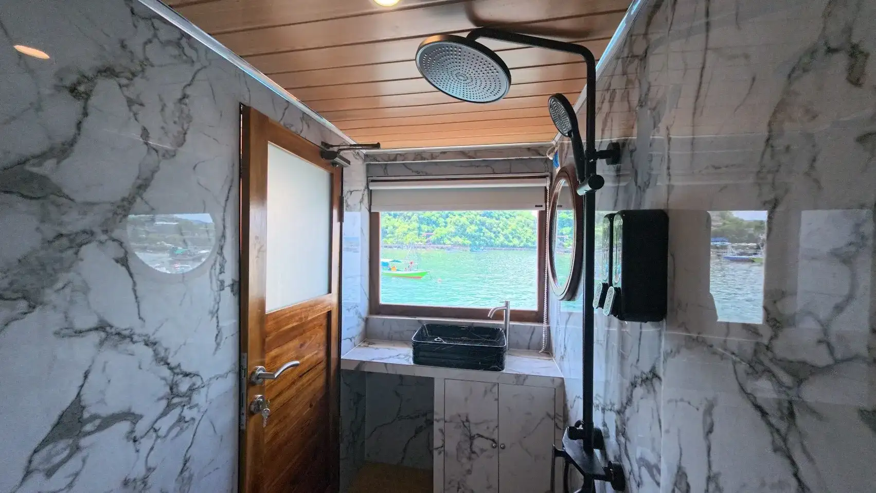 Arfisyana 2 Phinisi Boat Charter | Arfisyana 2 Phinisi Deluxe Panoramic Cabin Bathroom | Boat Komodo Trip