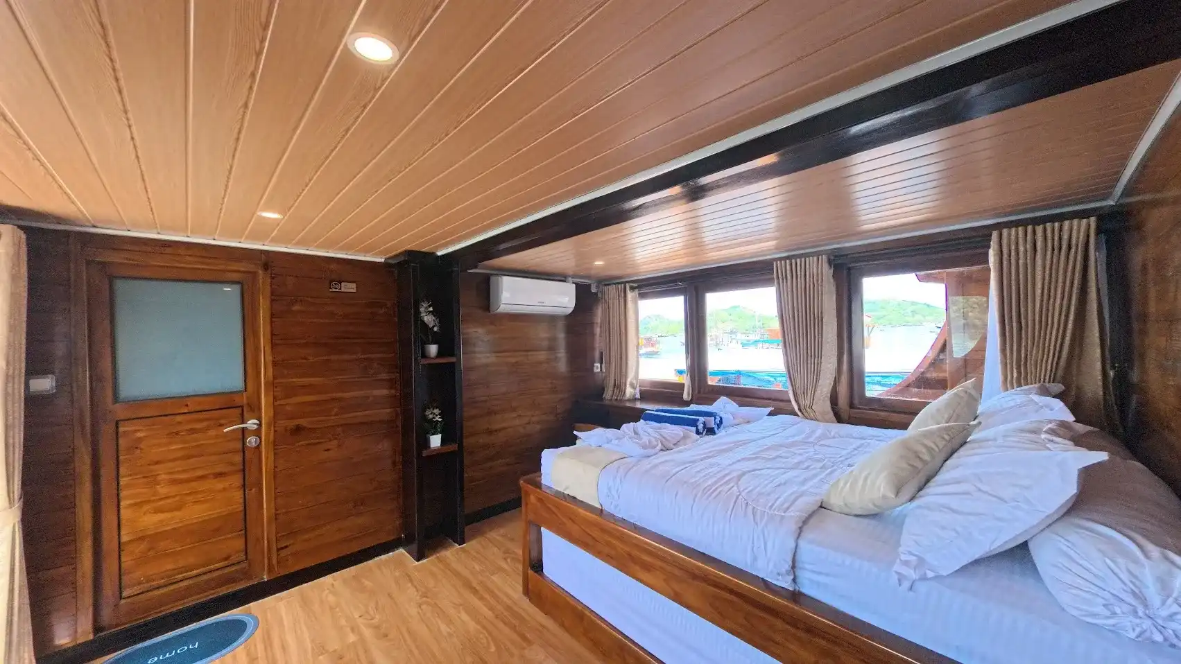 Arfisyana 2 Phinisi Boat Charter | Arfisyana 2 Phinisi Deluxe Panoramic Cabin | Boat Komodo Trip