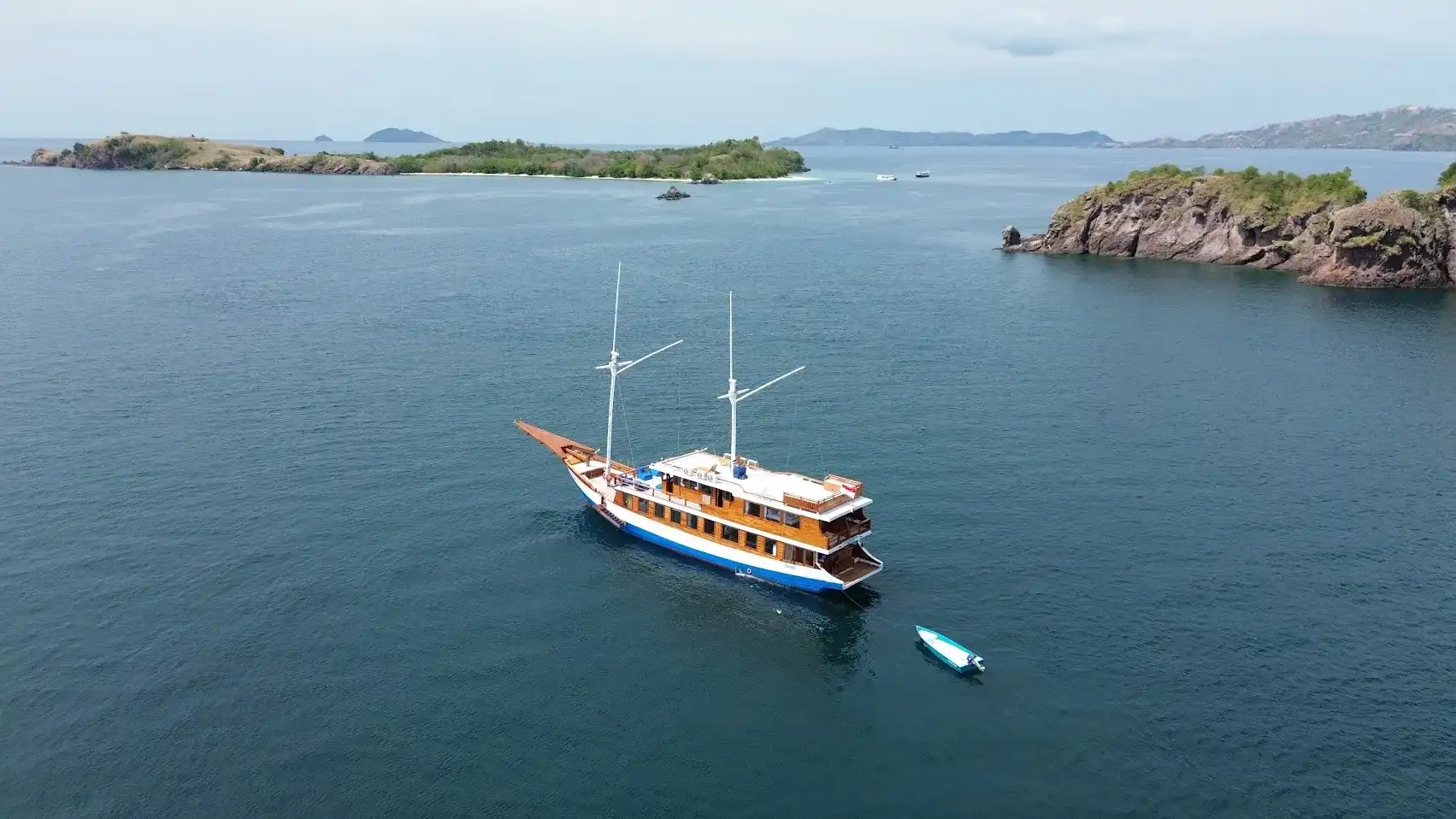 Arfisyana 2 Phinisi Boat Charter | Arfisyana 2 Phinisi Exterior | Boat Komodo Trip