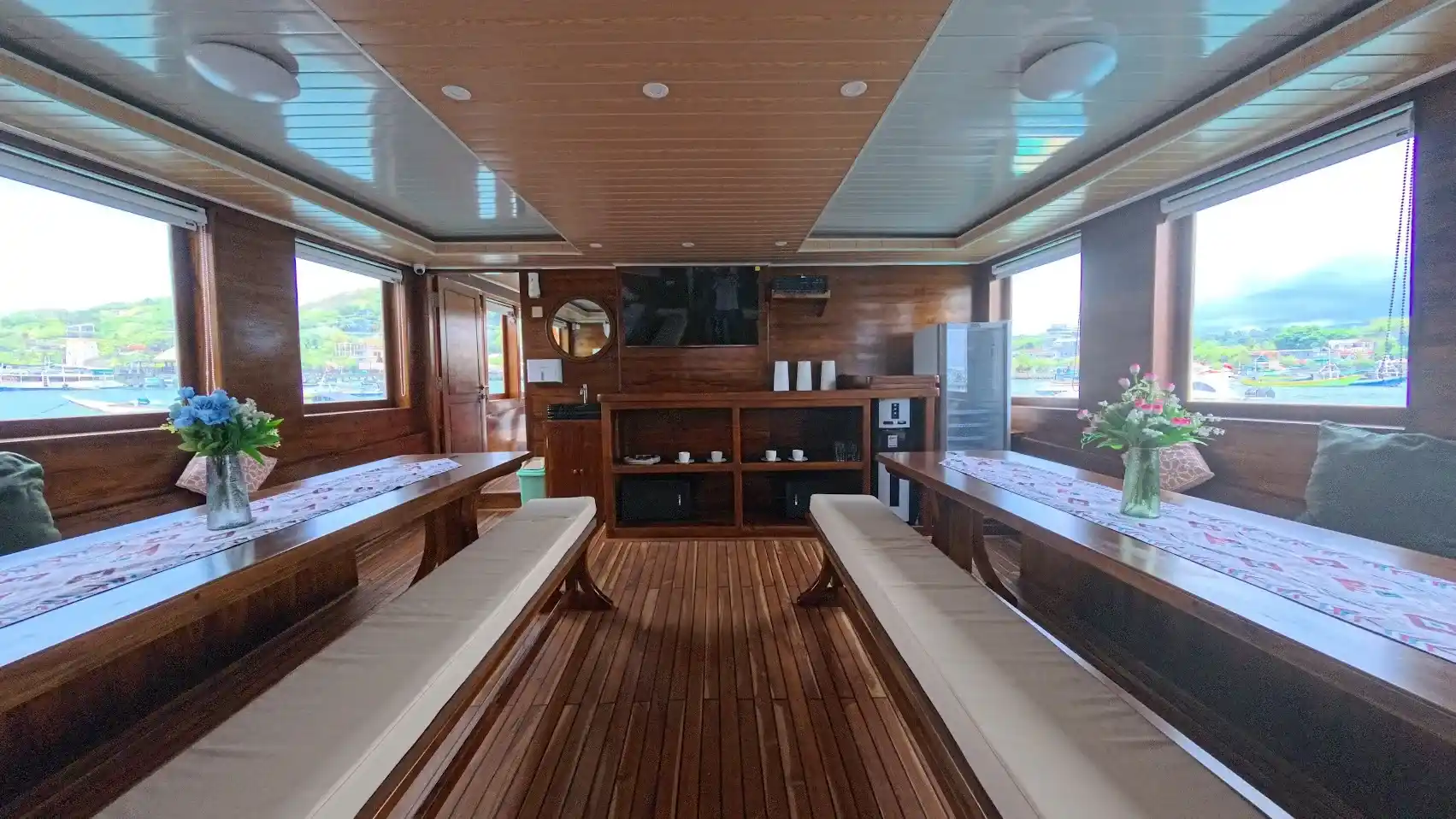 Arfisyana 2 Phinisi Boat Charter | Arfisyana 2 Phinisi Indoor Dining Area | Boat Komodo Trip