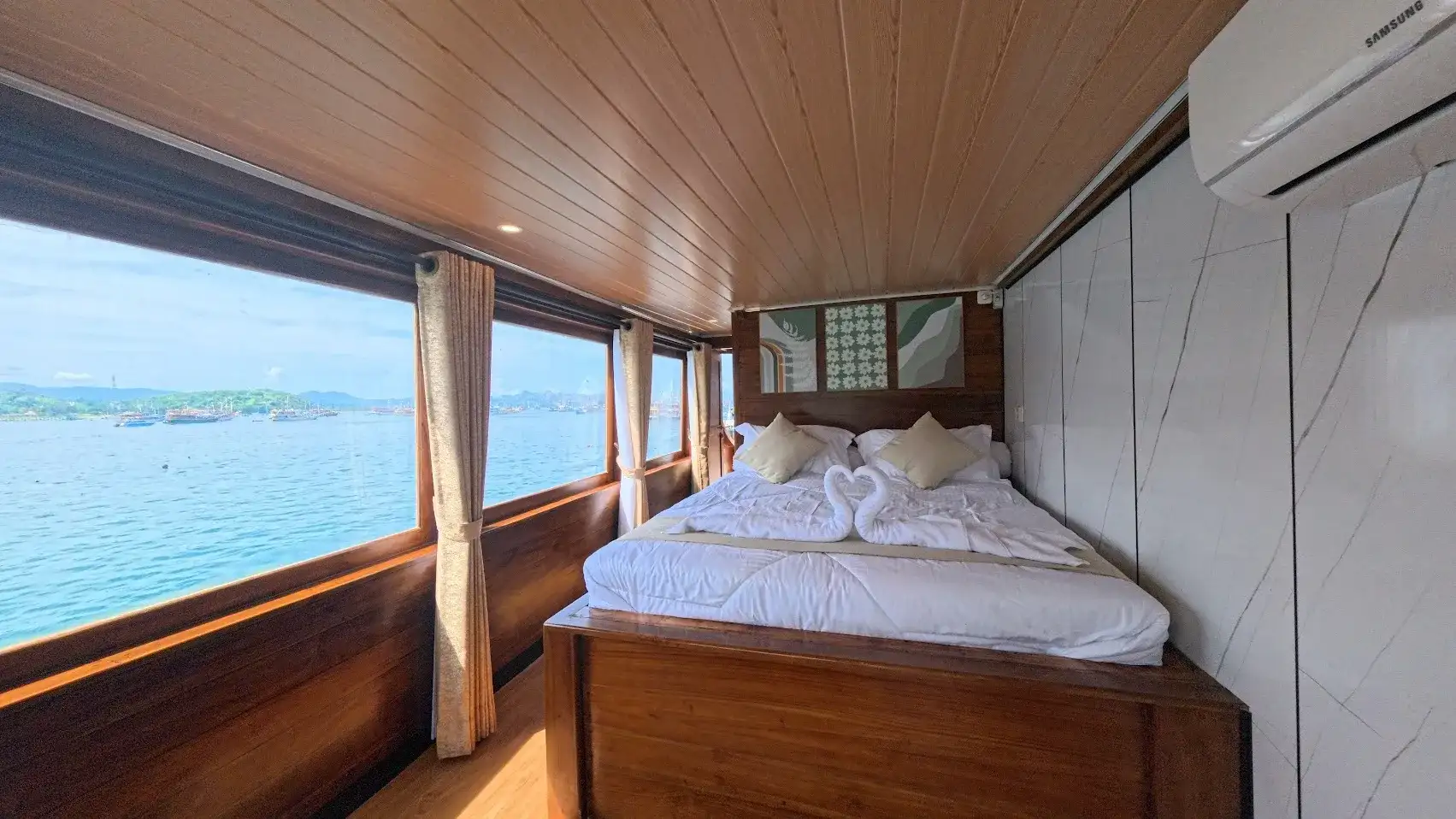 Arfisyana 2 Phinisi Boat Charter | Arfisyana 2 Suite Panoramic Balcony Cabin | Boat Komodo Trip