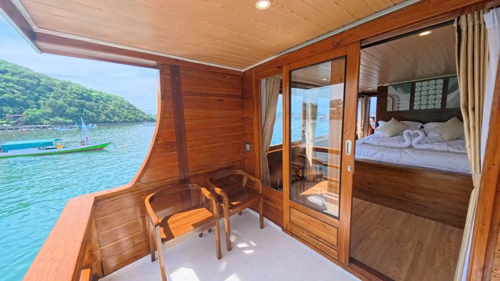 Arfisyana 2 Phinisi Boat Charter | Arfisyana 2 Suite Panoramic Balcony Cabin Balcony | Boat Komodo Trip