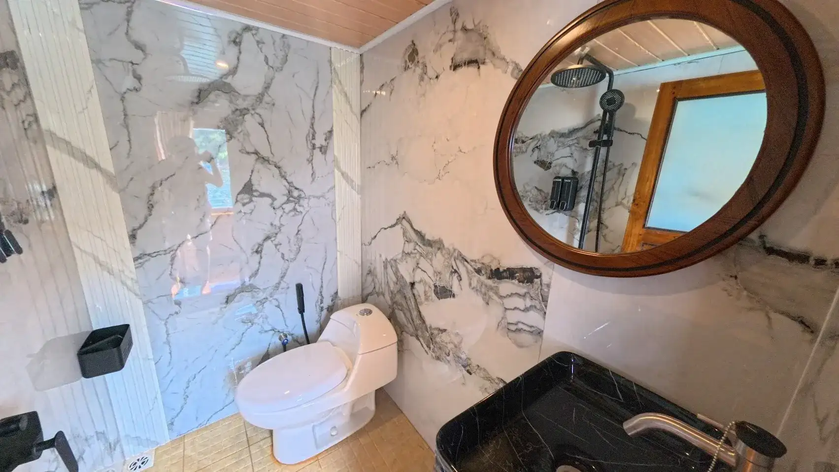 Arfisyana 2 Phinisi Boat Charter | Arfisyana 2 Suite Panoramic Balcony Cabin Batrhoom | Boat Komodo Trip