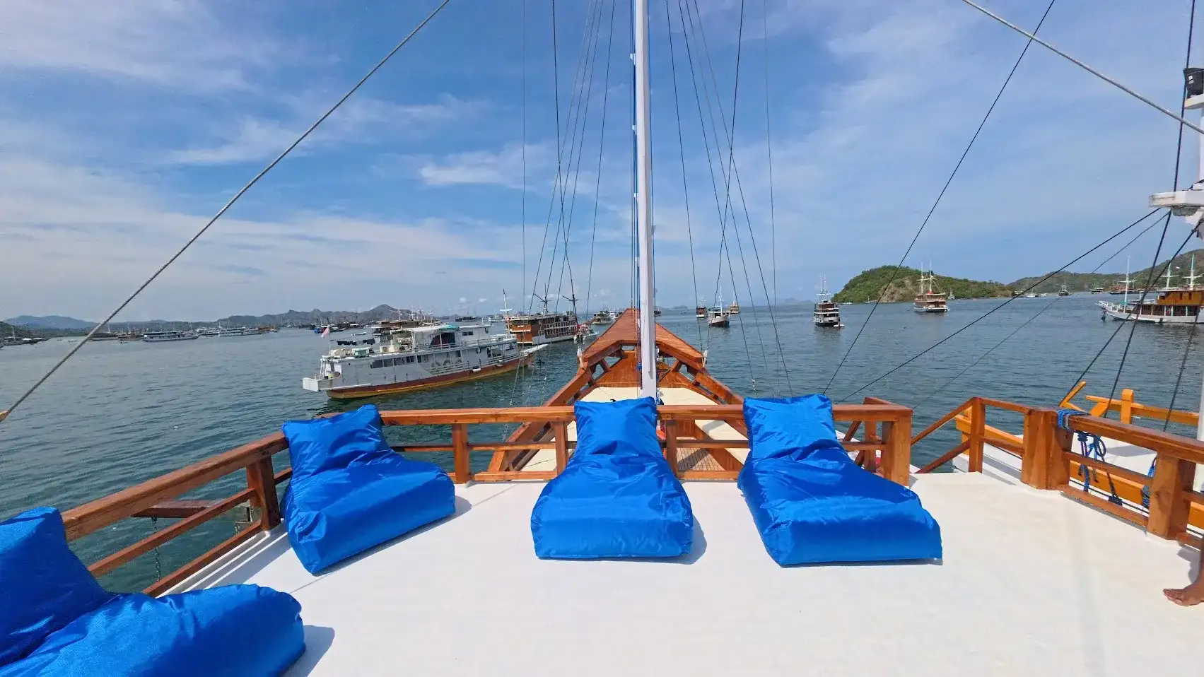 Arfisyana 2 Phinisi Boat Charter | Arfisyana 2 Phinisi Sundeck | Boat Komodo Trip