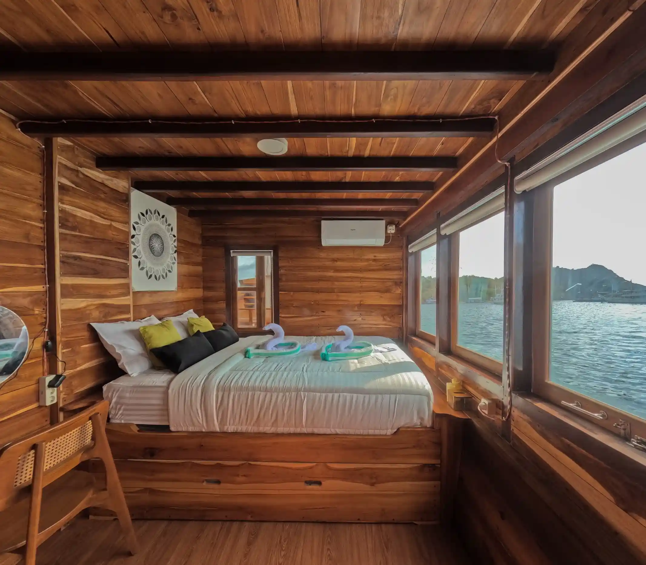 Sundari Phinisi Boat Charter | Deluxe Cabin Balcony - Sundari Phinisi | Boat Komodo Trip