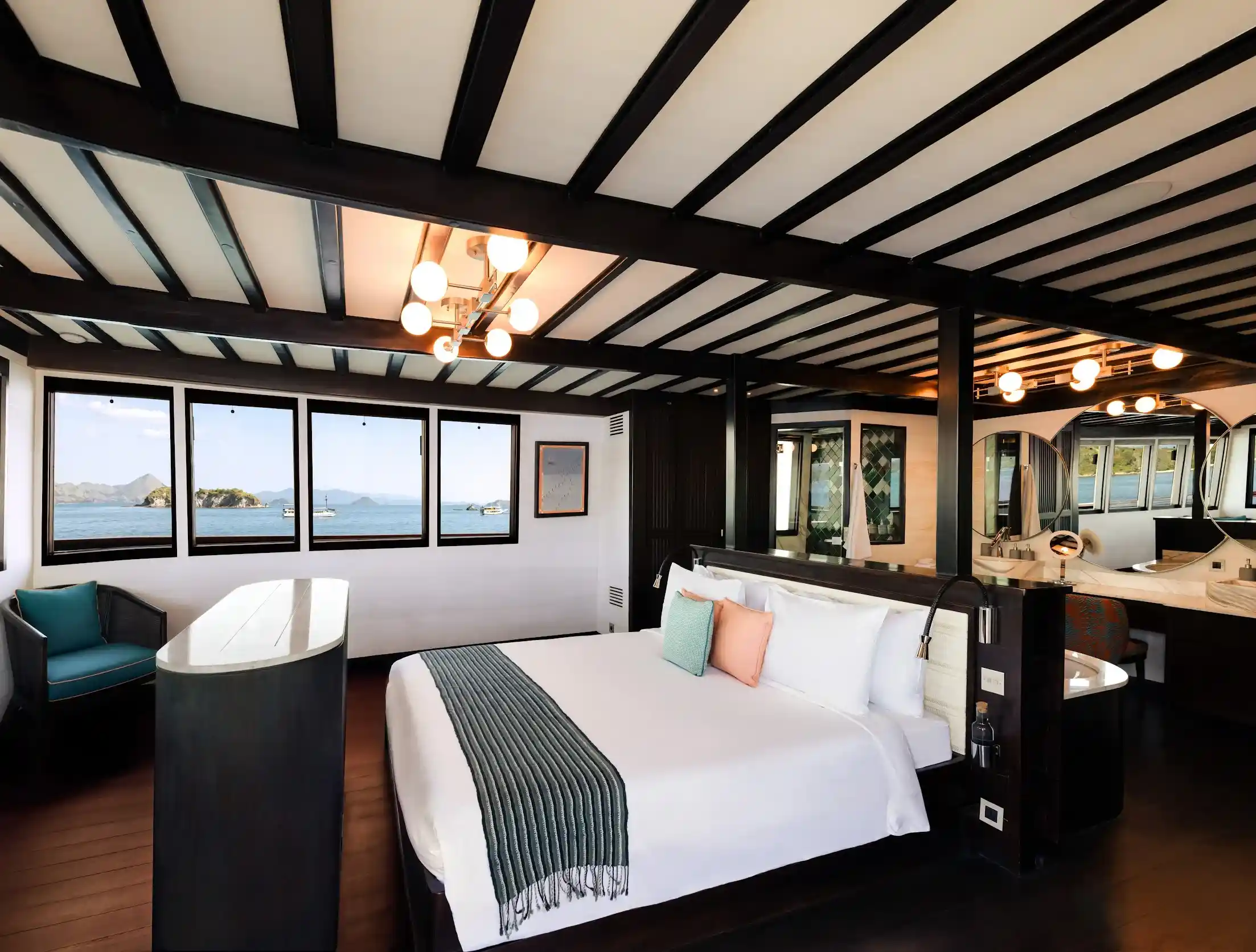 Vela Phinisi Boat Charter | Owner’s Suite | Boat Komodo Trip