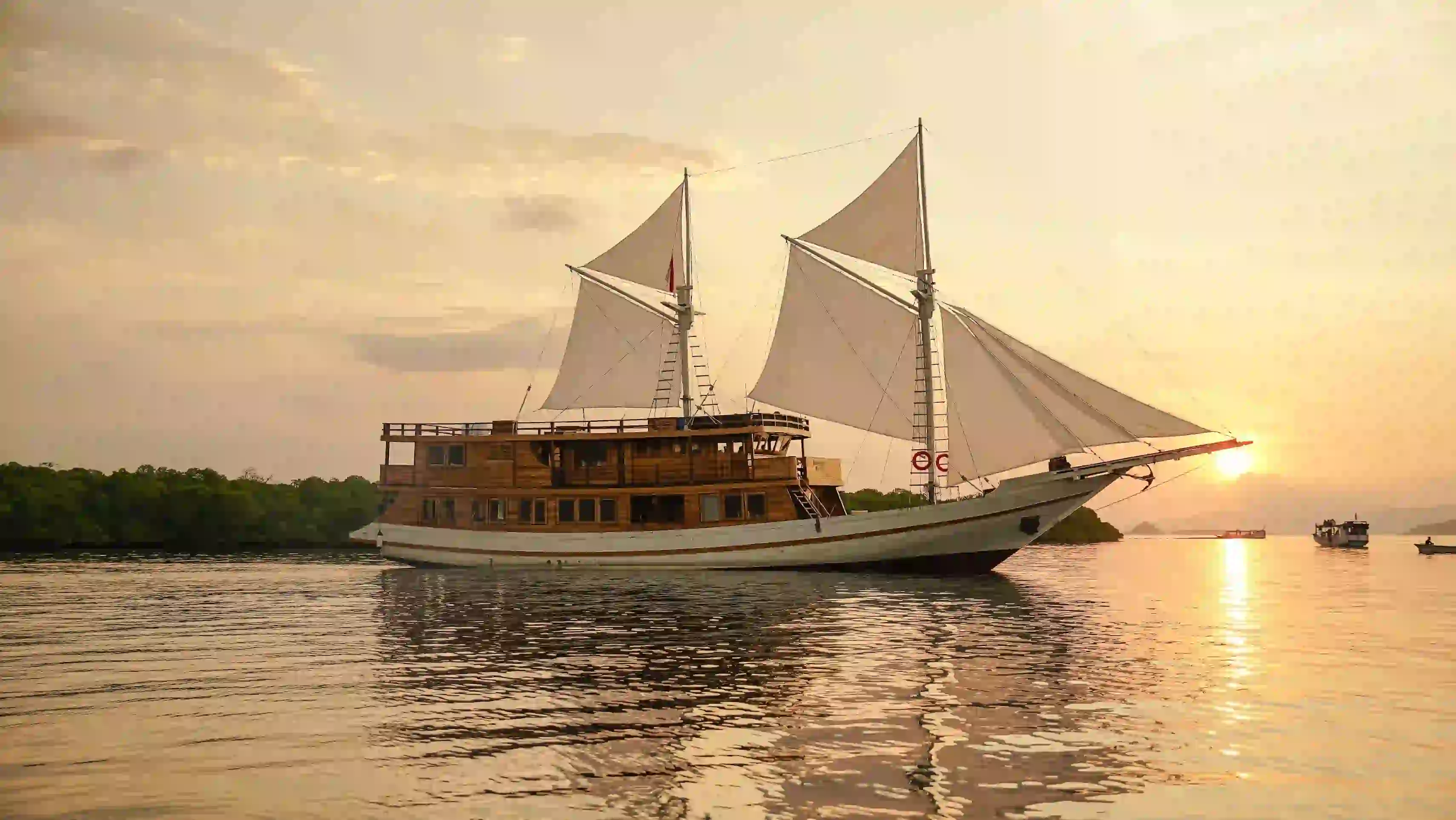 Sundari Voyage Phinisi Boat Charter exterior | Boat Komodo Trip