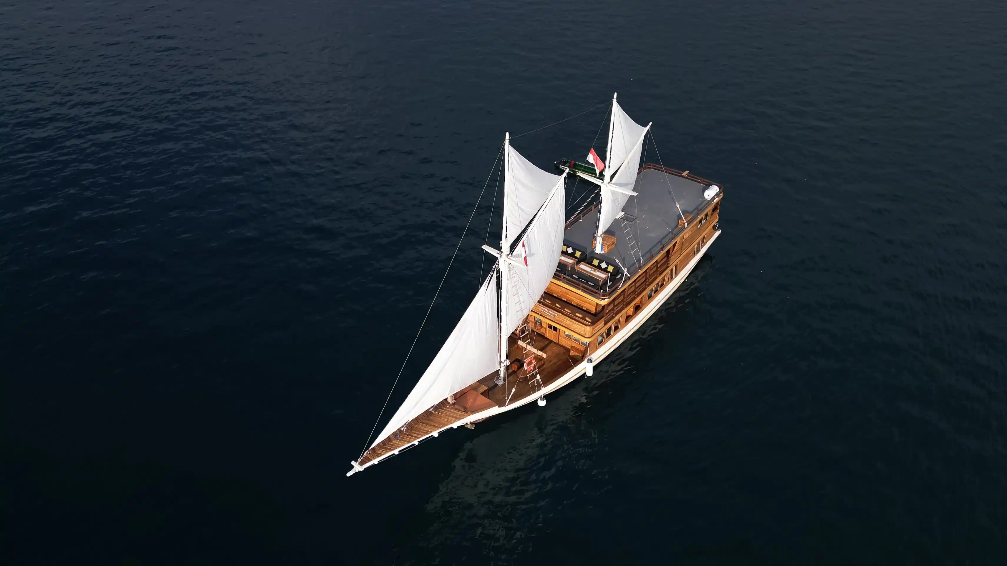 Sundari Voyage Phinisi Boat Charter exterior | Boat Komodo Trip