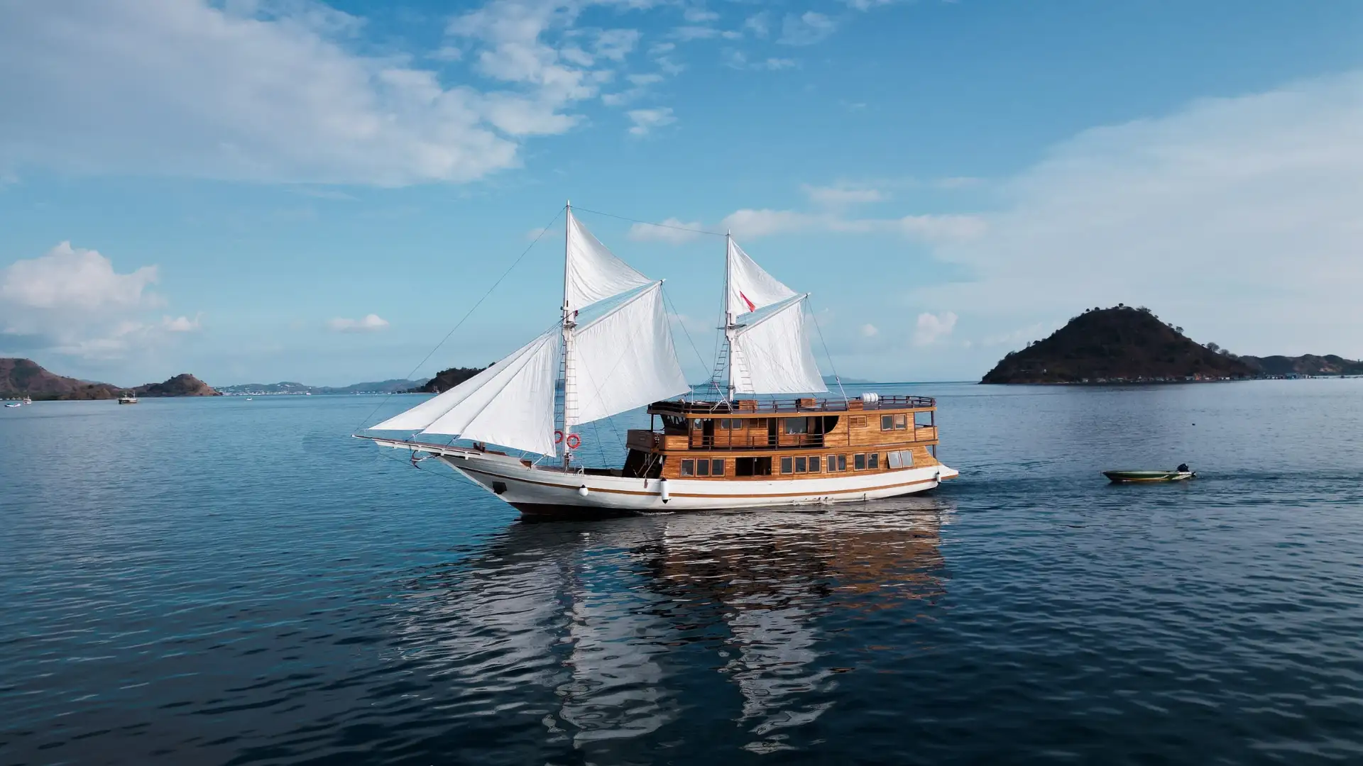 Sundari Voyage Phinisi Boat Charter exterior | Boat Komodo Trip