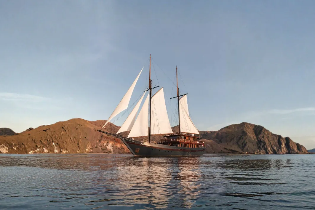 Vela Phinisi Boat Charter | Exterior | Boat Komodo Trip