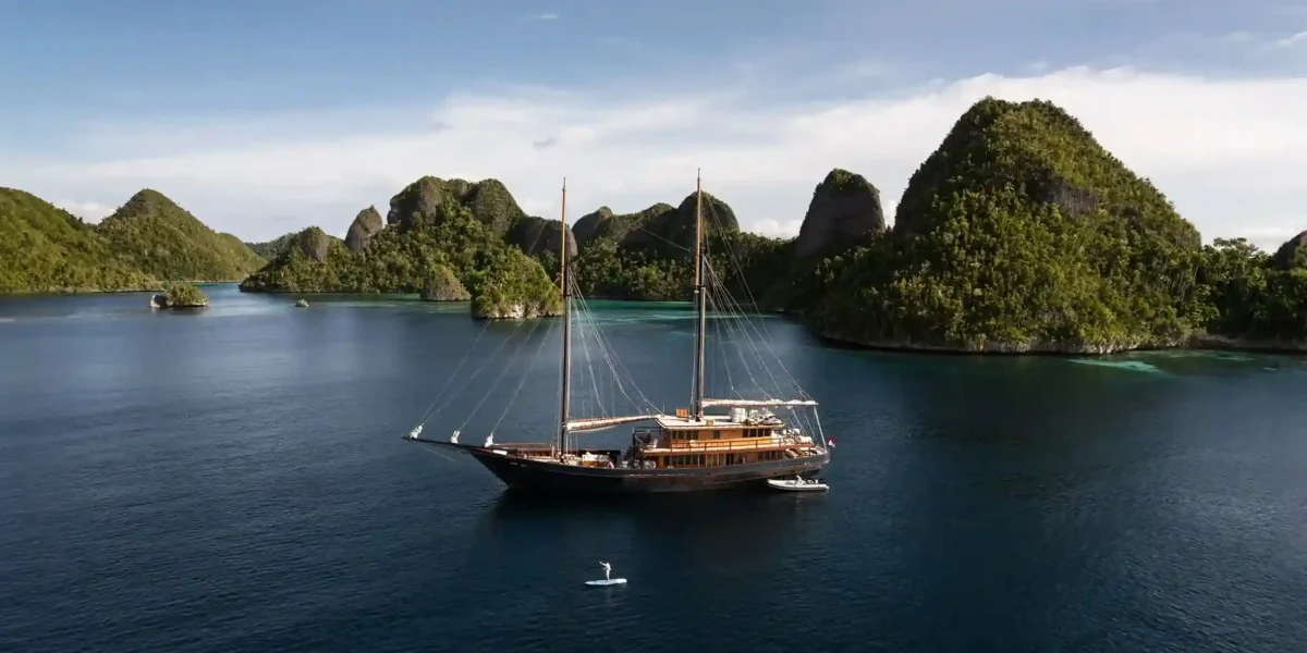 Vela Phinisi Boat Charter Raja Ampat | Exterior | Boat Komodo Trip