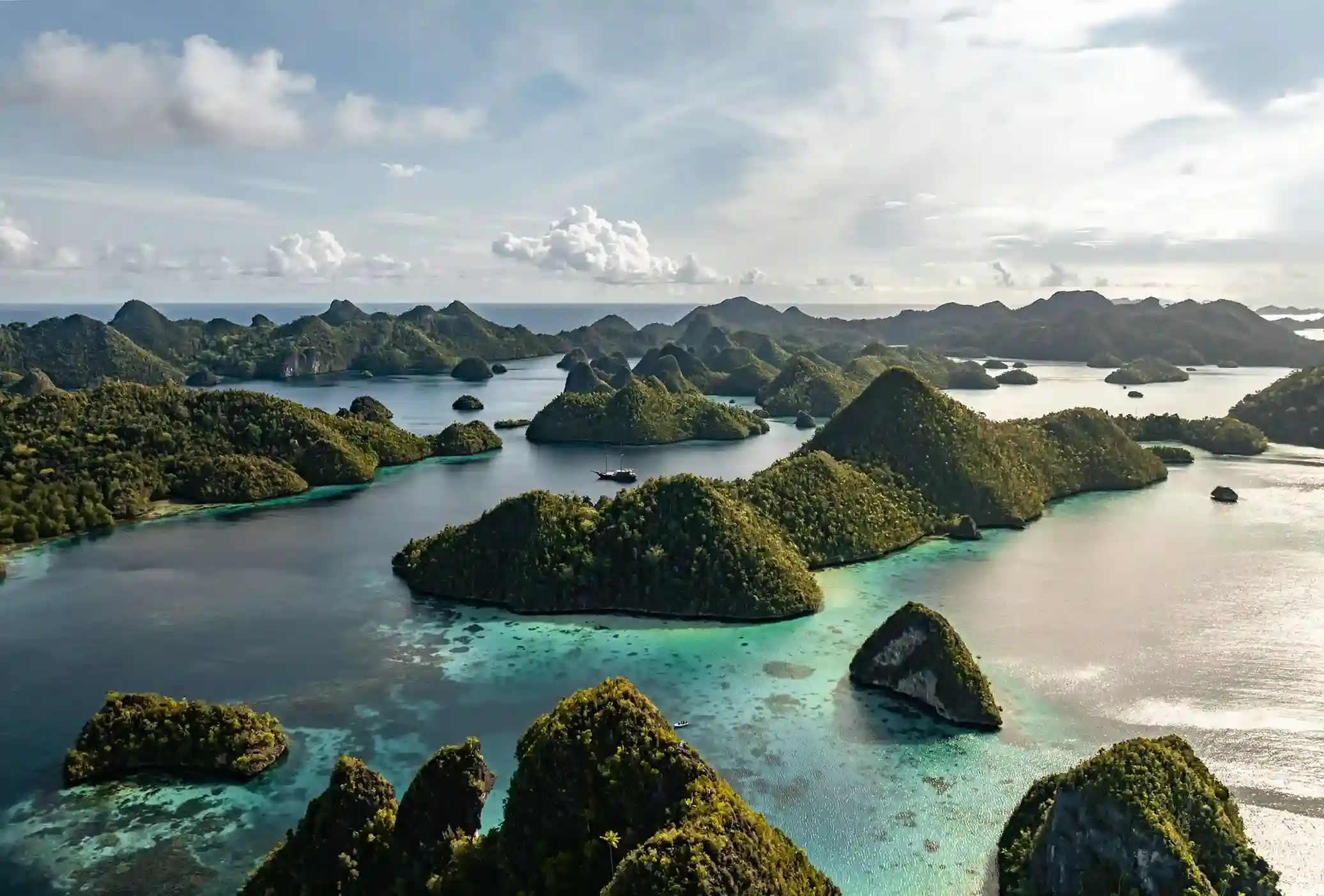 Raja Ampat Luxury Cruise | Boat Komodo Trip