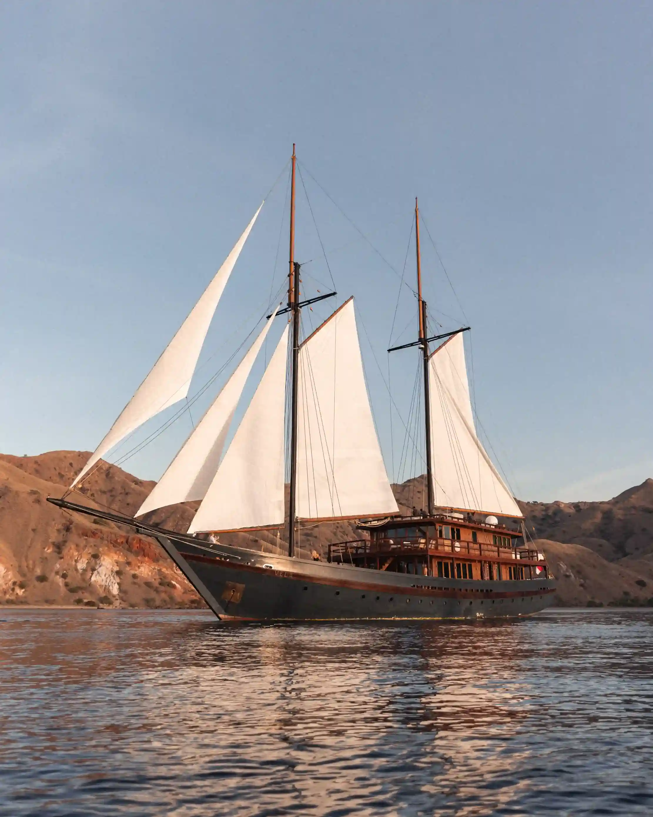 Vela Phinisi Boat Charter | Boat Komodo Trip