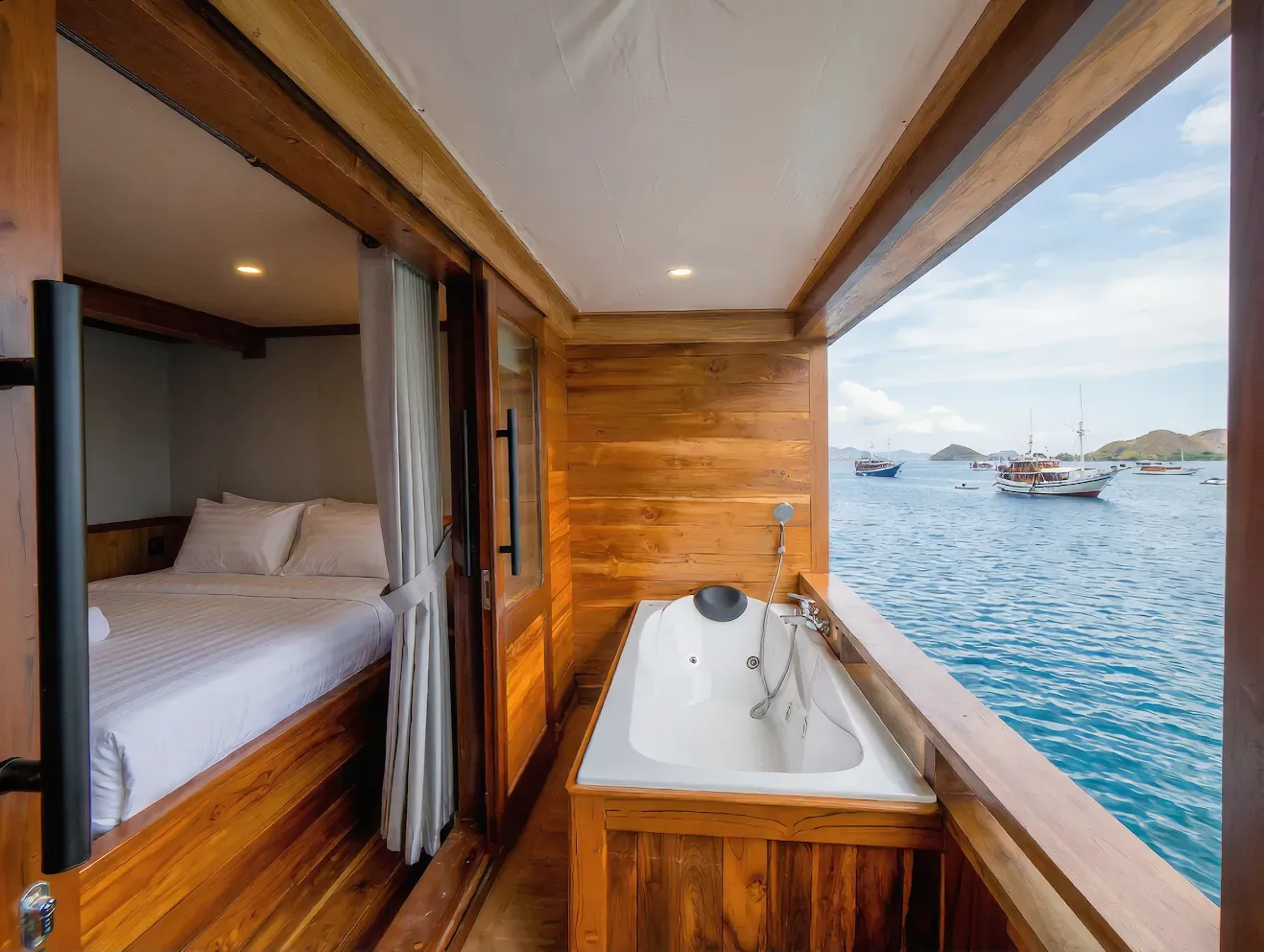 Suite Cabin 1 Bathtub Naturalia Cruise Phinisi Boat Charter | Komodo Tour | Boat Komodo Trip