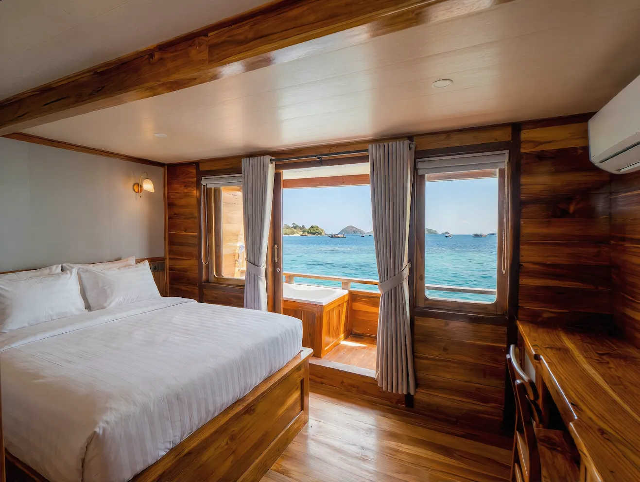 Suite Cabin 1 Naturalia Cruise Phinisi Boat Charter | Komodo Tour | Boat Komodo Trip