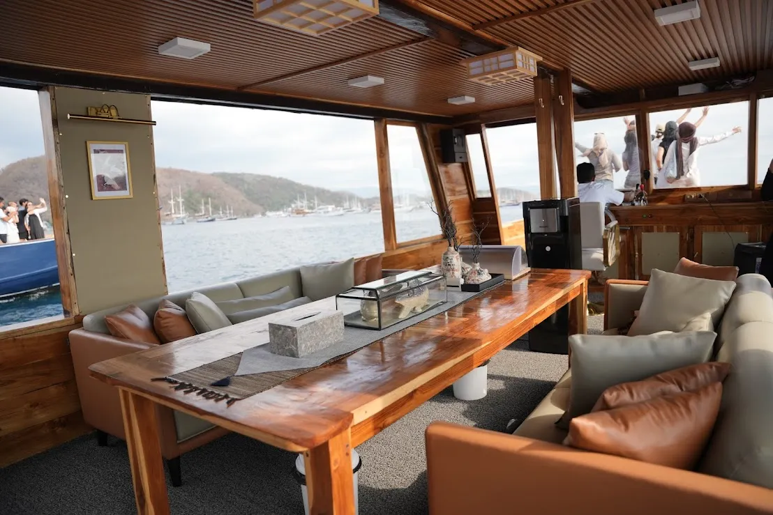 Kimochi Voyage II Boat Charter | Kimochi Voyage II - Dining Area | Boat Komodo Trip