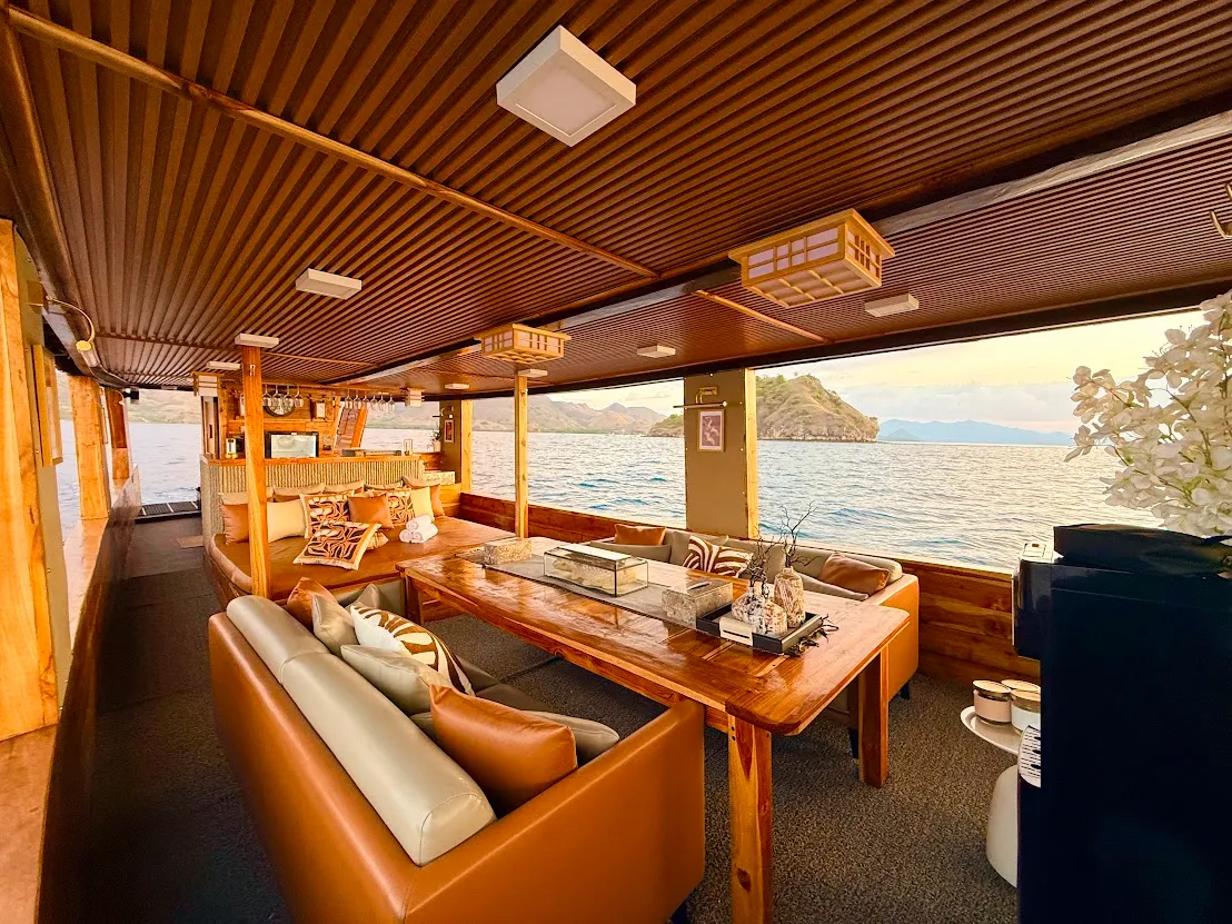 Kimochi Voyage II Boat Charter | Kimochi Voyage II - Dining Area | Boat Komodo Trip