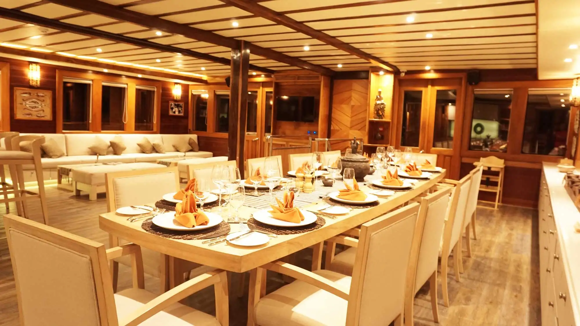 Saloon Facilities | Lamima Phinisi Boat Charter | Boat Komodo Trip